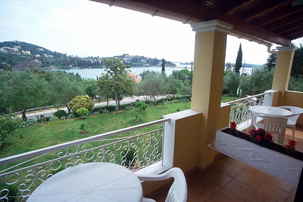 Athineos Apartments กอมเมนโน ภายนอก รูปภาพ