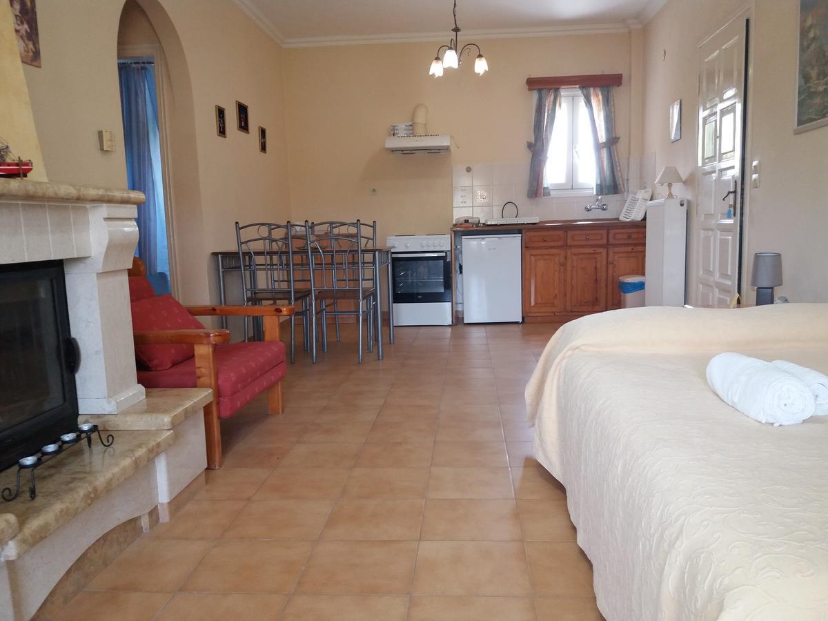 Athineos Apartments กอมเมนโน ภายนอก รูปภาพ