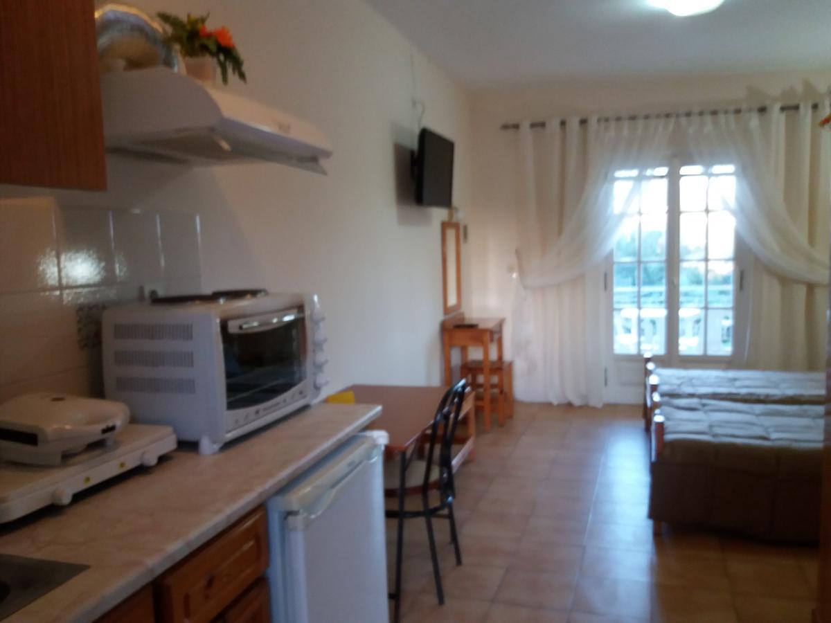 Athineos Apartments กอมเมนโน ภายนอก รูปภาพ