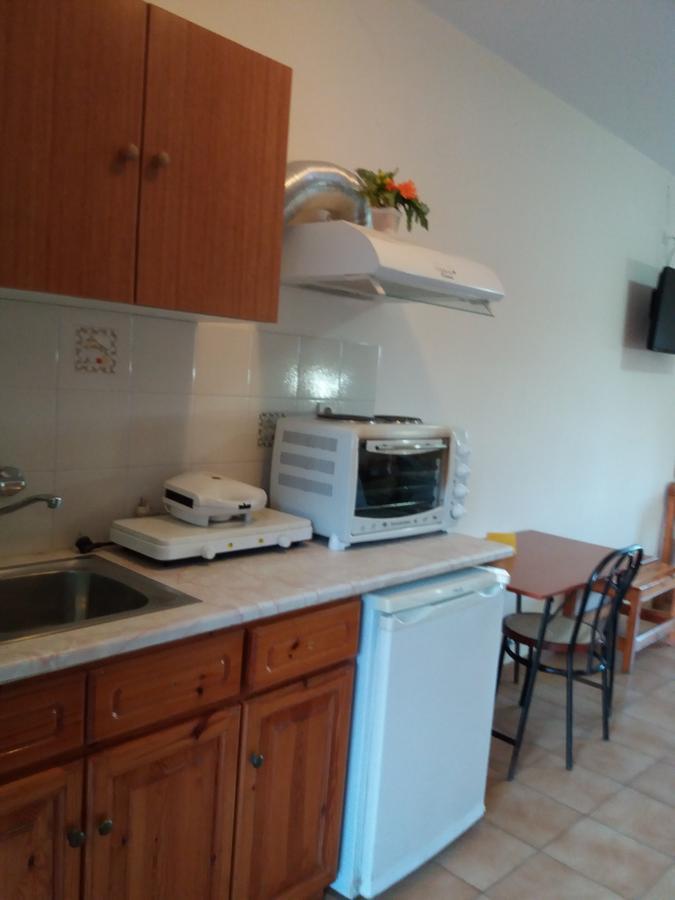 Athineos Apartments กอมเมนโน ภายนอก รูปภาพ